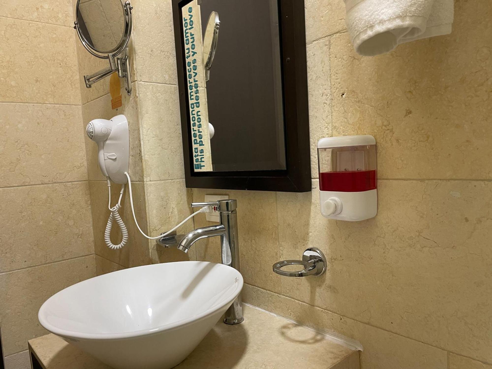 Hotel Bolivariana Plaza Медельин Экстерьер фото